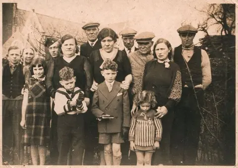 Nieuwe Wijk 1937 - Familie Bourlet-Luyckx in de Akkerstraat (1937)