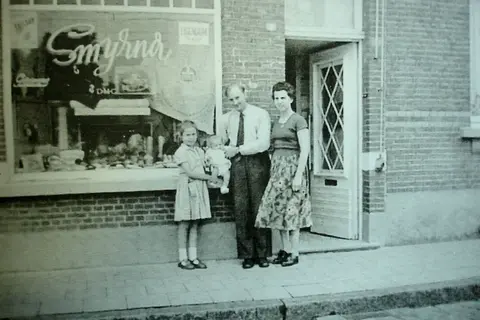 Nieuwstraat - Lucien Bevernagestraat - Smyrna-handwerkwinkel in de Lucien Bevernagestraat