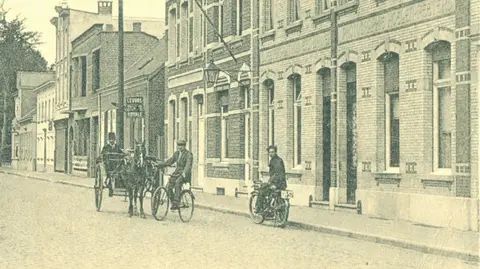 Dorpsstraat - 1932 - Huis Hoelen foto en Peeters - Lathouwers bakker - nu 64 en 66 in de Dorpsstraat (1932)