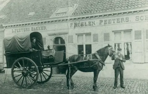 Dorpsstraat - Hoelen - Omer Cleiren - 01.02.2017 2 in de Dorpsstraat (2017)