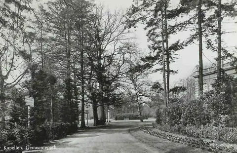 Dorpsstraat - Ingang gemeentepark in de Dorpsstraat