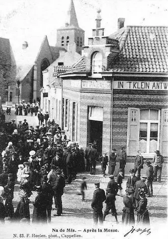 Dorpsstraat - Na de mis in de Dorpsstraat