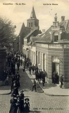 Dorpsstraat - Na de mis_2 in de Dorpsstraat