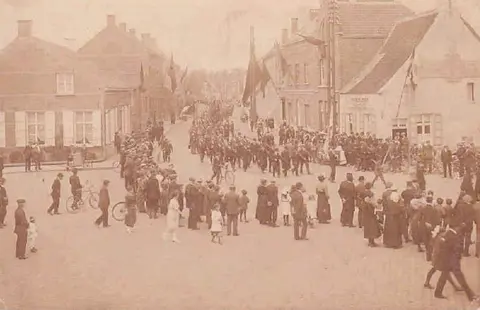 Dorpsstraat - Optocht in de Dorpsstraat