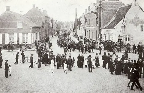Dorpsstraat - Optocht voor 1914 in de Dorpsstraat (1914)