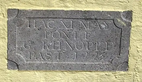 Dorpsstraat - Oude Pastorij - steen pastoor Knopff in de Dorpsstraat