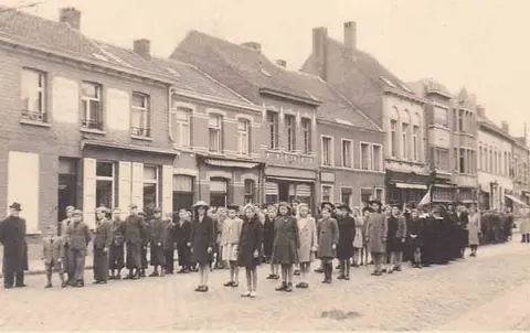 Dorpsstraat - Schooloptocht in de Dorpsstraat