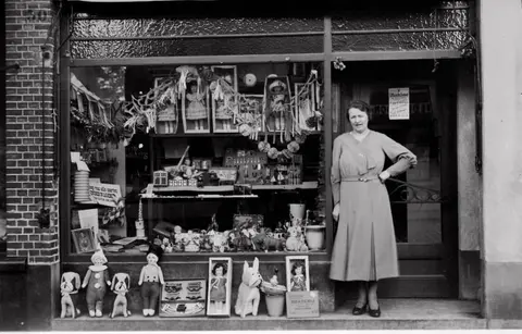 Dorpsstraat - Speelgoedwinkel Hilda Heirman 1934 in de Dorpsstraat (1934)