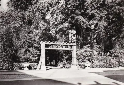 Dorpsstraat - ingang gemeentepark in de Dorpsstraat