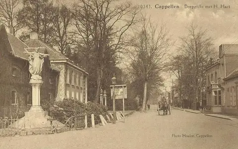 Dorpsstraat - met beeld H.Hart in de Dorpsstraat