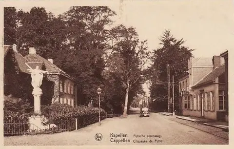 Dorpsstraat - met beeld H.Hart in de Dorpsstraat
