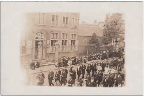 Dorpstraat - Pastorij stoet in de Dorpsstraat