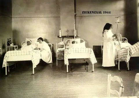 Kerkstraat - St. Jozefkliniek - Ziekenzaal 1944 in de Oude Kerkstraat (1944)