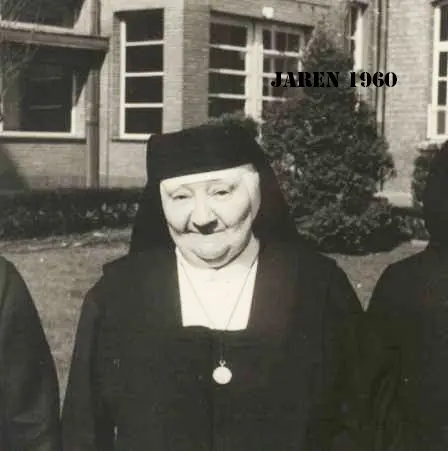 Kerkstraat - St. Jozefkliniek - Zusters 1960 in de Oude Kerkstraat (1960)