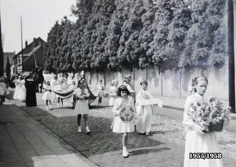Philippe Spethstraat - Processie in de Dorpsstraat