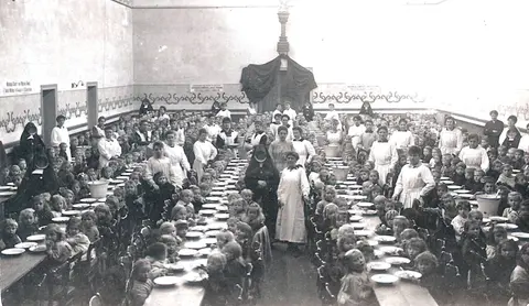 Soepbedeling Onze Kring 1914-1918 - Kinderheil in de Dorpsstraat (1918)