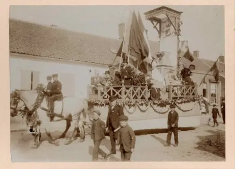 75 3 Hoelen