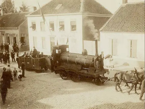 75 jaar Belgie - Onafhankelijkheidsfeesten - praalwagen 'de eerste trein van 1854' (1905)