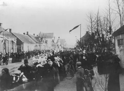 75 jaar Belgie - Onafhankelijkheidsfeesten - start Antwerpsesteenweg in de Antwerpsesteenweg (1905)