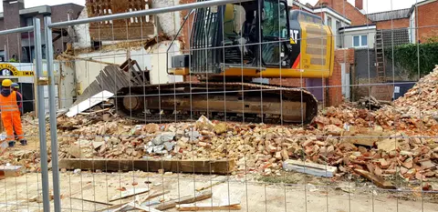 Afbraak Bruggeske 4 in de Hoevensebaan