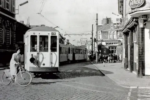 Hoevensebaan - hoek Dorpsstraat - Tram 72 in de Hoevensebaan