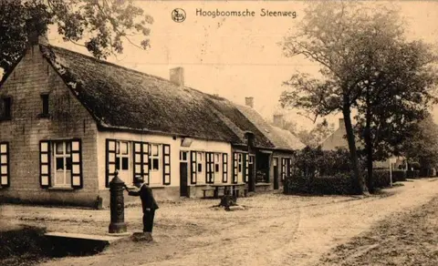 Hoogboom - Moeder Mennekens in de Hoogboomsteenweg