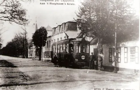 Hoogboomkruis met tram in de Hoogboomsteenweg