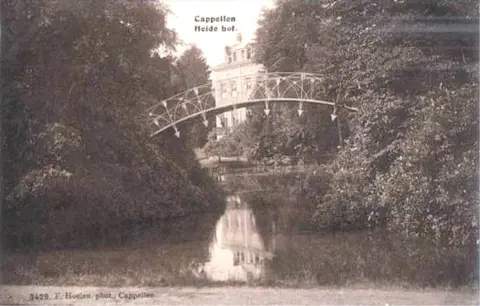 Heidehof met brug