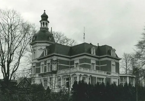 Kasteel Op den Wal 1 - Meidoornlaan 9 in de Meidoornlaan 9