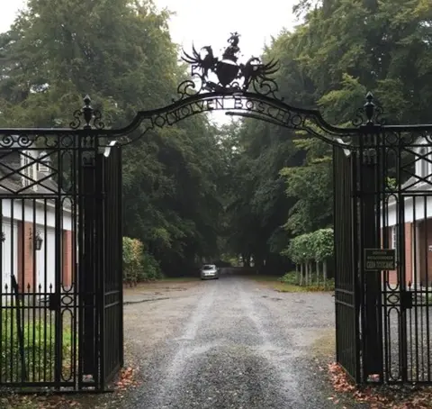 Kasteel Wolvenbos - Toegangspoort