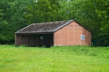 Kasteel Wolvenbos - vliegveld opslagplaats
