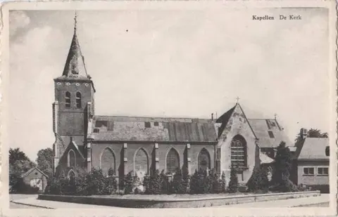 St. Jacobuskerk na oorlog met schade aan dak en glasramen