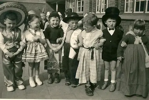 Klasfoto - Carnaval Kleuterschool Gemeenteschool_3 1959 (1959)