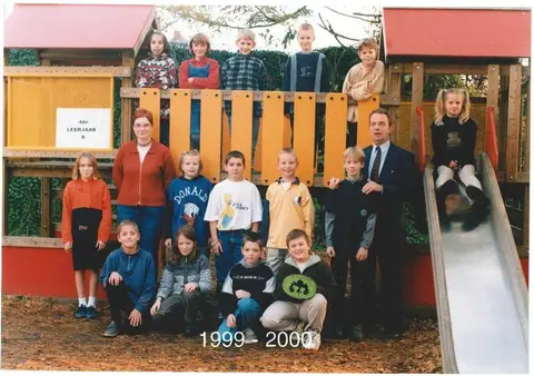 Klasfoto - De Platanen 1999-2000 - 4de leerjaar A - juf Chris en meester De Sitter (2000)