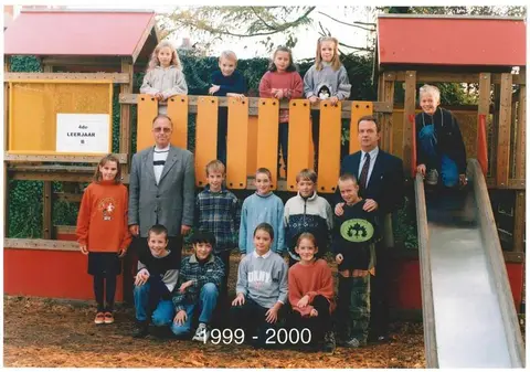 Klasfoto - De Platanen 1999-2000 - 4de leerjaar B - meester Brijssinck en meester De Sitter (2000)