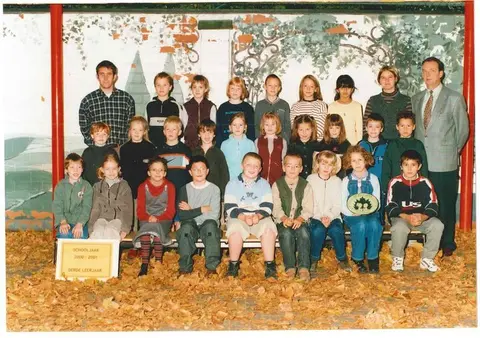Klasfoto - De Platanen 2000-2001 - 3de leerjaar - juf Mieke, meester De Sitter en meester De Smet (2001)