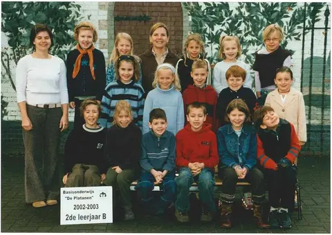 Klasfoto - De Platanen 2002-2003 - 2de leerjaar B - Juf Anna en Juf Beb (2003)