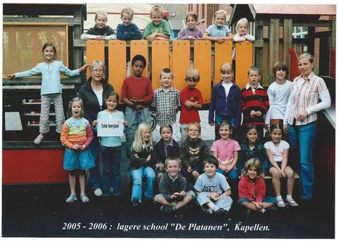 Klasfoto - De Platanen 2005-2006 - 1ste leerjaar - juf Renilde en juf Kelly (2006)