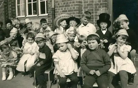 Klasfoto - Gemeentelijke Meisjesschool 1959 - Carnaval Kleuterschool 2 (1959)