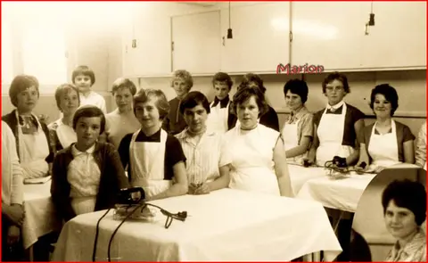 Klasfoto - Gemeentelijke Meisjesschool Strijkklas