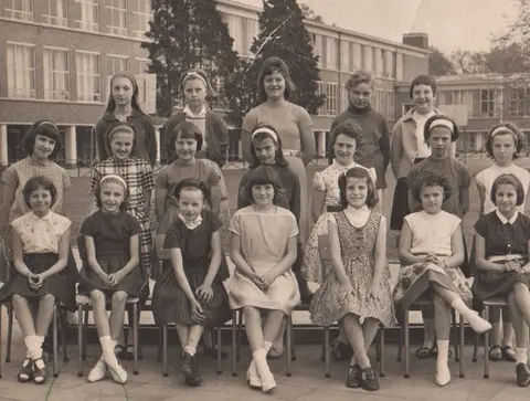 Klasfoto - Irishof 1963-1964 Mevr Vouwe (1964)