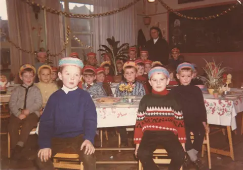 Klasfoto - Kleuterschool Hoevensebaan - Zuster Antonia in de Hoevensebaan