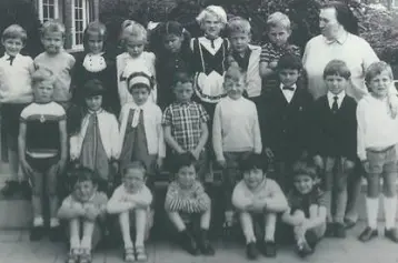 Klasfoto - Kleuterschool Hoevensebaan - Zuster Micheline in de Hoevensebaan