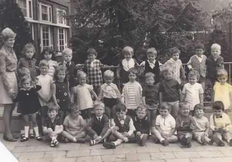 Klasfoto - Kleuterschool Hoevensebaan 1969-1970 in de Hoevensebaan (1970)