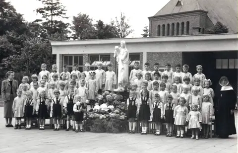 Klasfoto - Maria Immaculata - inhuldiging wit beeld