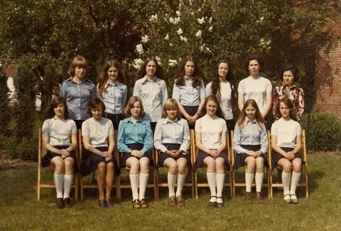Klasfoto - Mater Salvatoris - 3 LST Kleding 1974-1975 (1975)