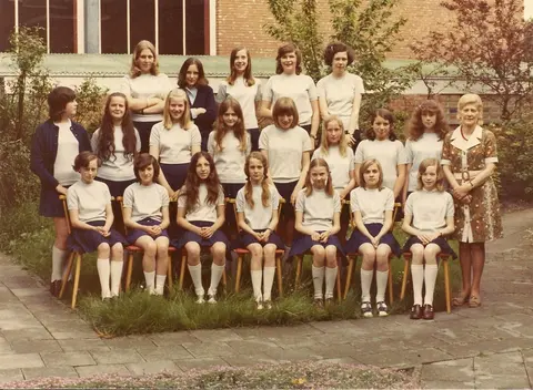 Klasfoto - Mater Salvatoris 1972-1973 - 1ste jaar LST kleding - juf De Cath (1973)