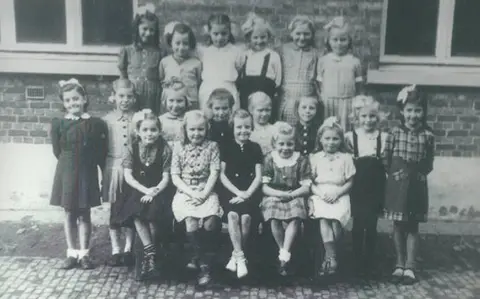 Klasfoto - Meisjesschool Putte 1945 (1945)