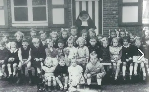 Klasfoto - Zuster Theobalda 3-4-5-jarigen 1948 (1948)