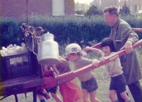 Jefke De Melkboer met kar - kleur